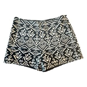 Dina Be Size M Fully Lined Side Zipper Black/White Geometric Print Shorts